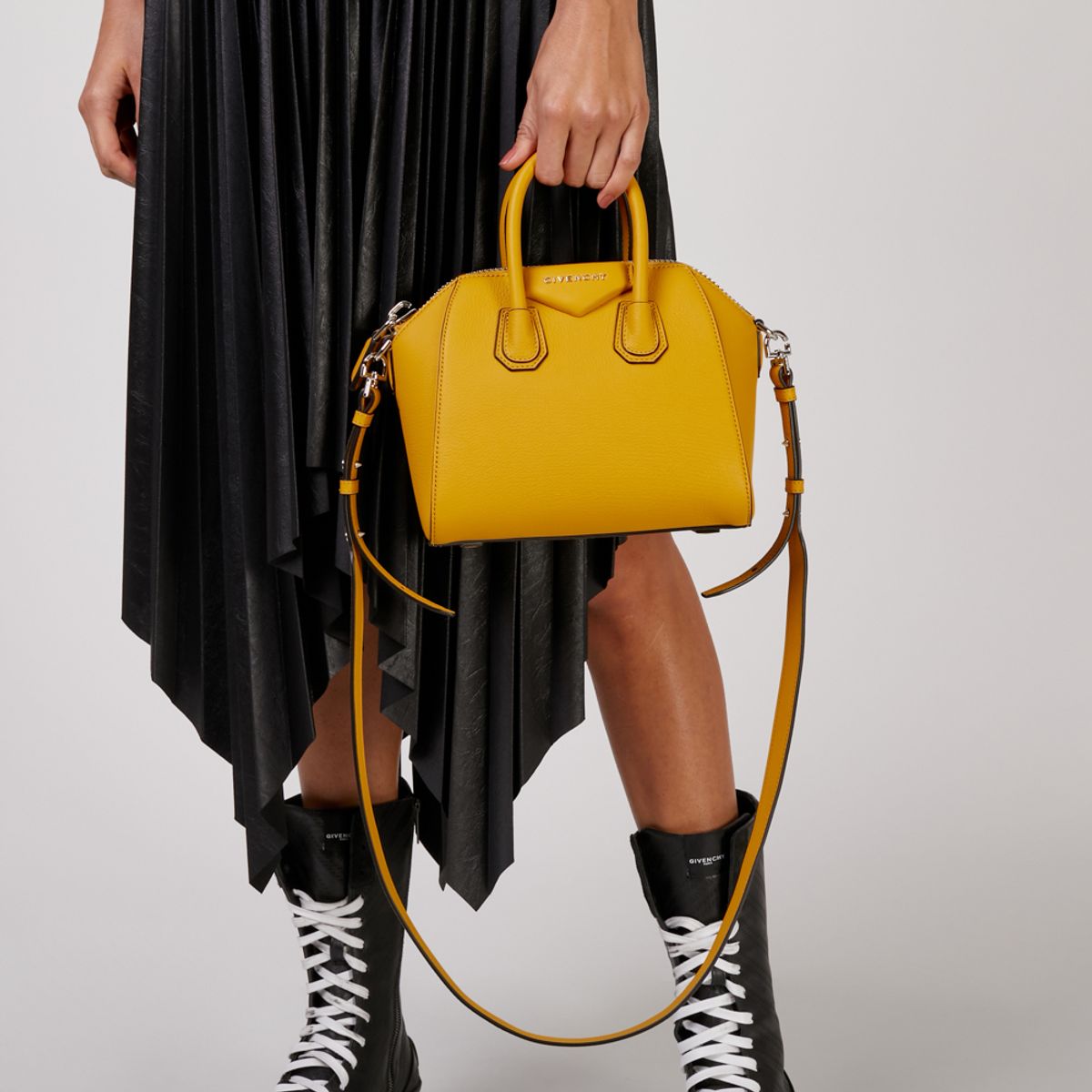 small antigona bolsa in grained leather